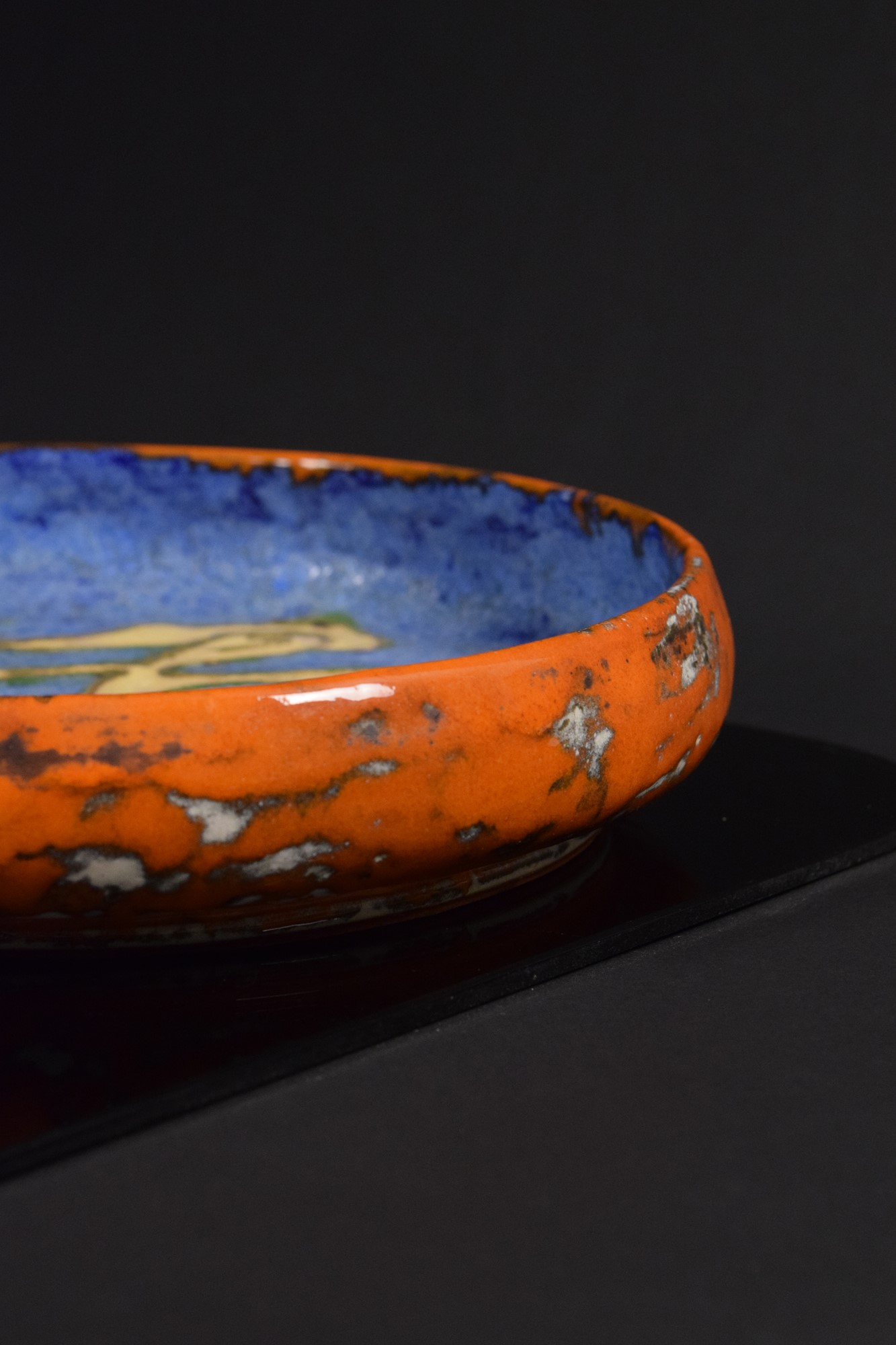 Ciotola con figura stilizzata