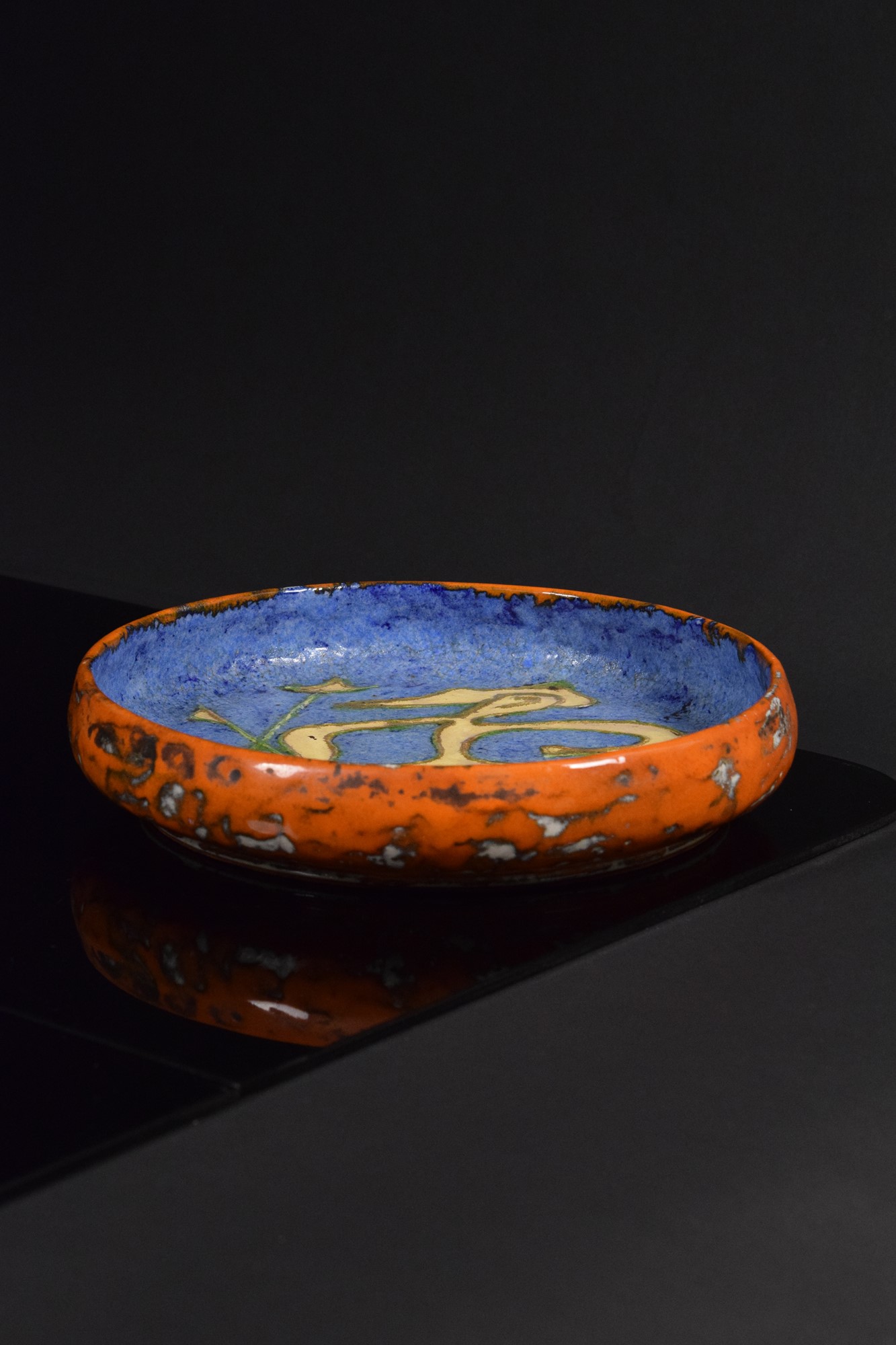 Ciotola con figura stilizzata