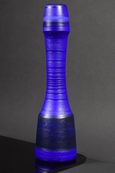 Vaso in grès a collo lungo in blu copiativo con interventi in colore nero