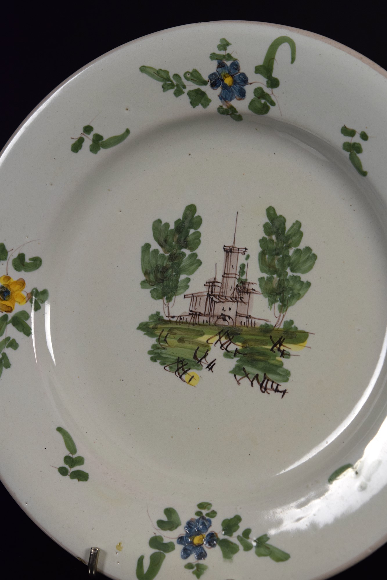 Fabbrica Ferniani - Piatto con decoro a “castelletto” (paesino), ceramica policroma