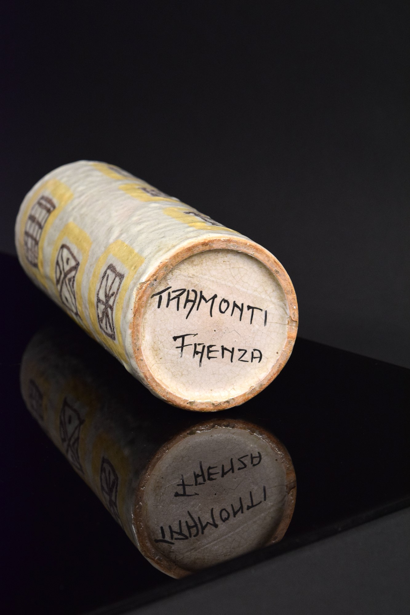 Guerrino Tramonti - Vaso cilindrico in ceramica policroma a decori geometrici