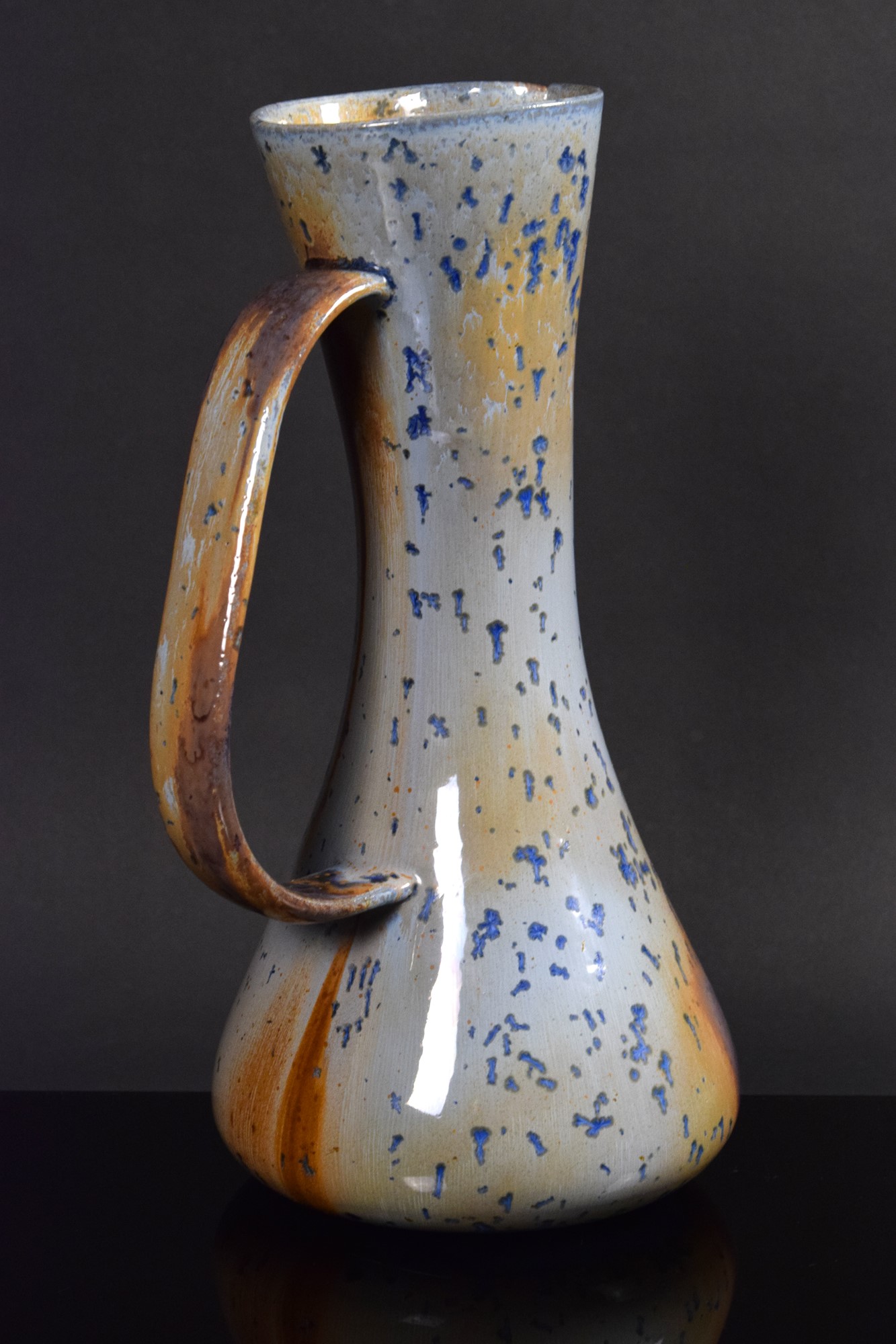 Guerrino Tramonti - Vaso a forma di brocca in grès porcellanato