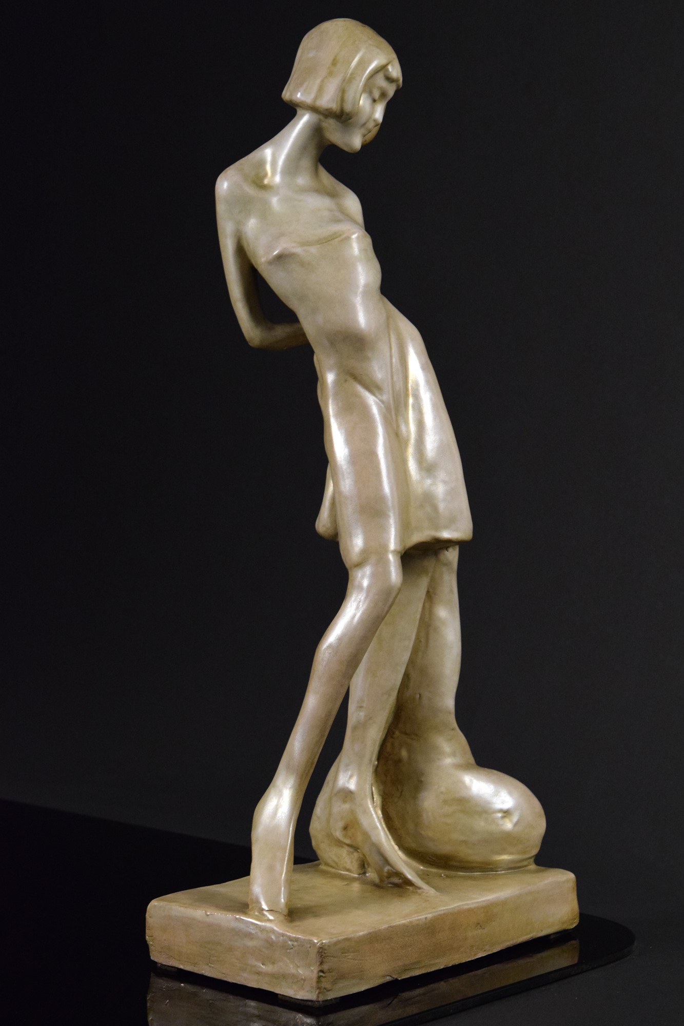 Pietro Melandri - Ragazza in ceramica monocroma