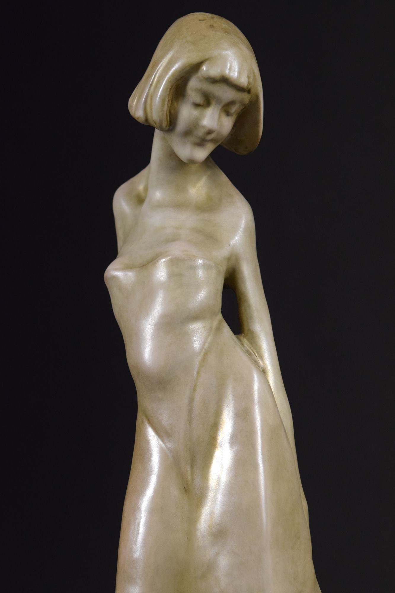 Pietro Melandri - Ragazza in ceramica monocroma