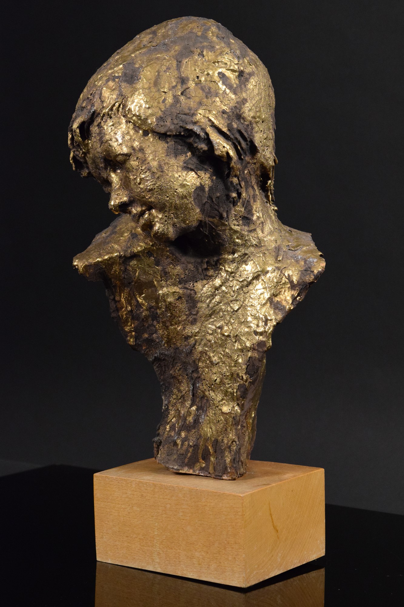 Giancarlo Piani - Busto di ragazza in ceramica policroma con finiture in oro