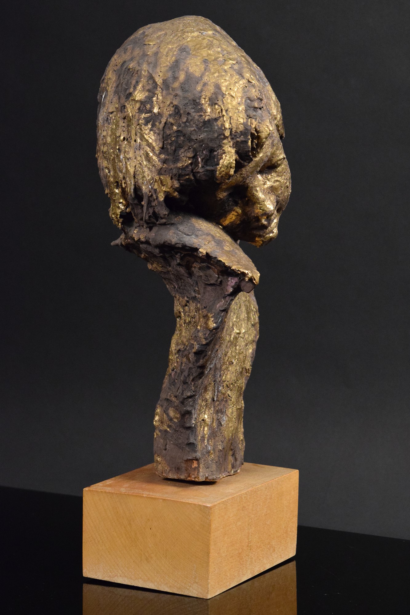 Giancarlo Piani - Busto di ragazza in ceramica policroma con finiture in oro