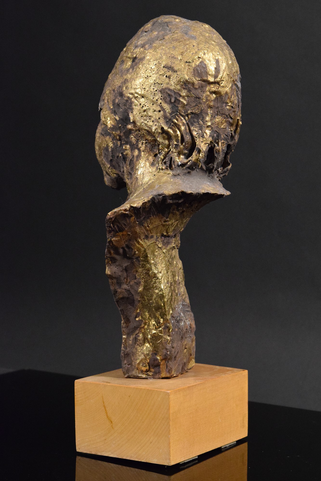 Giancarlo Piani - Busto di ragazza in ceramica policroma con finiture in oro