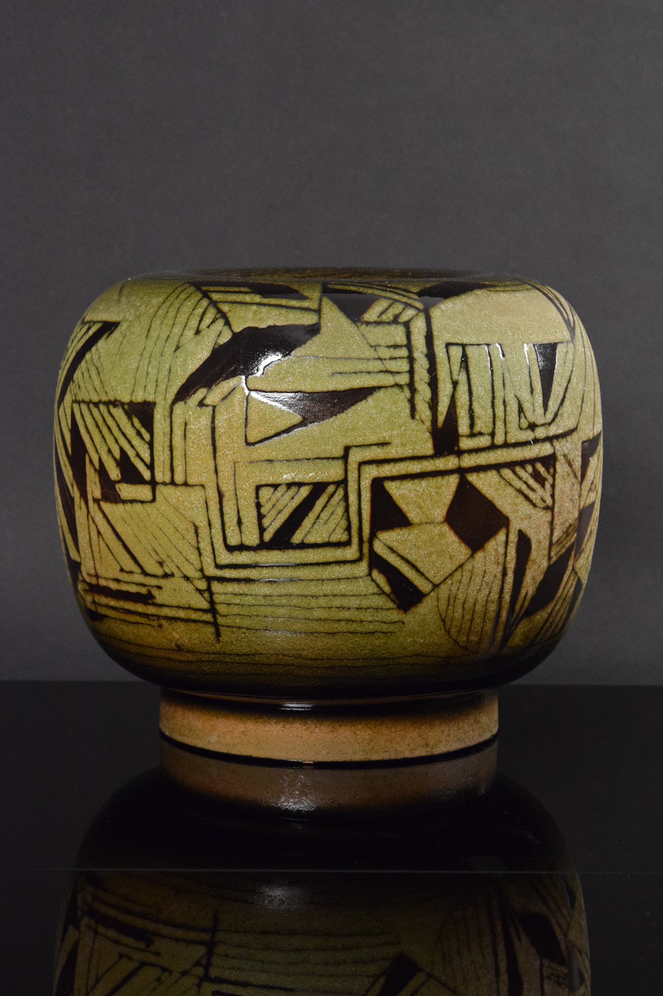 Istituto D'arte Faenza - Vaso globulare in ceramica policroma con decorazione geometrica
