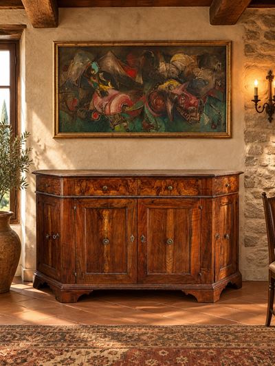 Credenza scantonata romagnola, in legno di noce massello, prima metà del XVIII secolo
