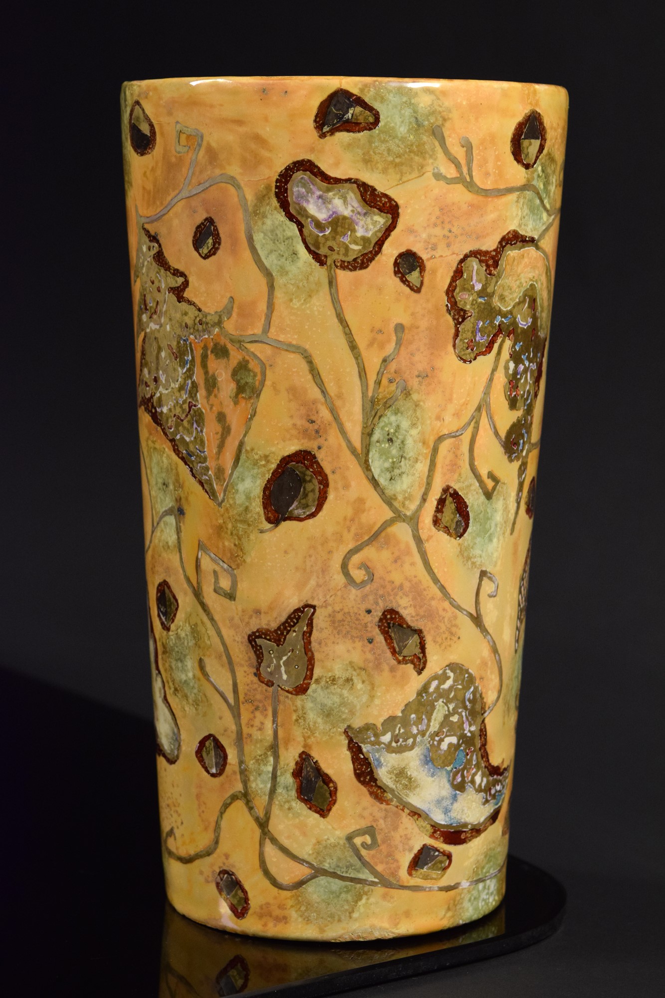 Pietro Melandri - Vaso cilindrico in ceramica policroma con decorazione astratta e lumeggiature i...