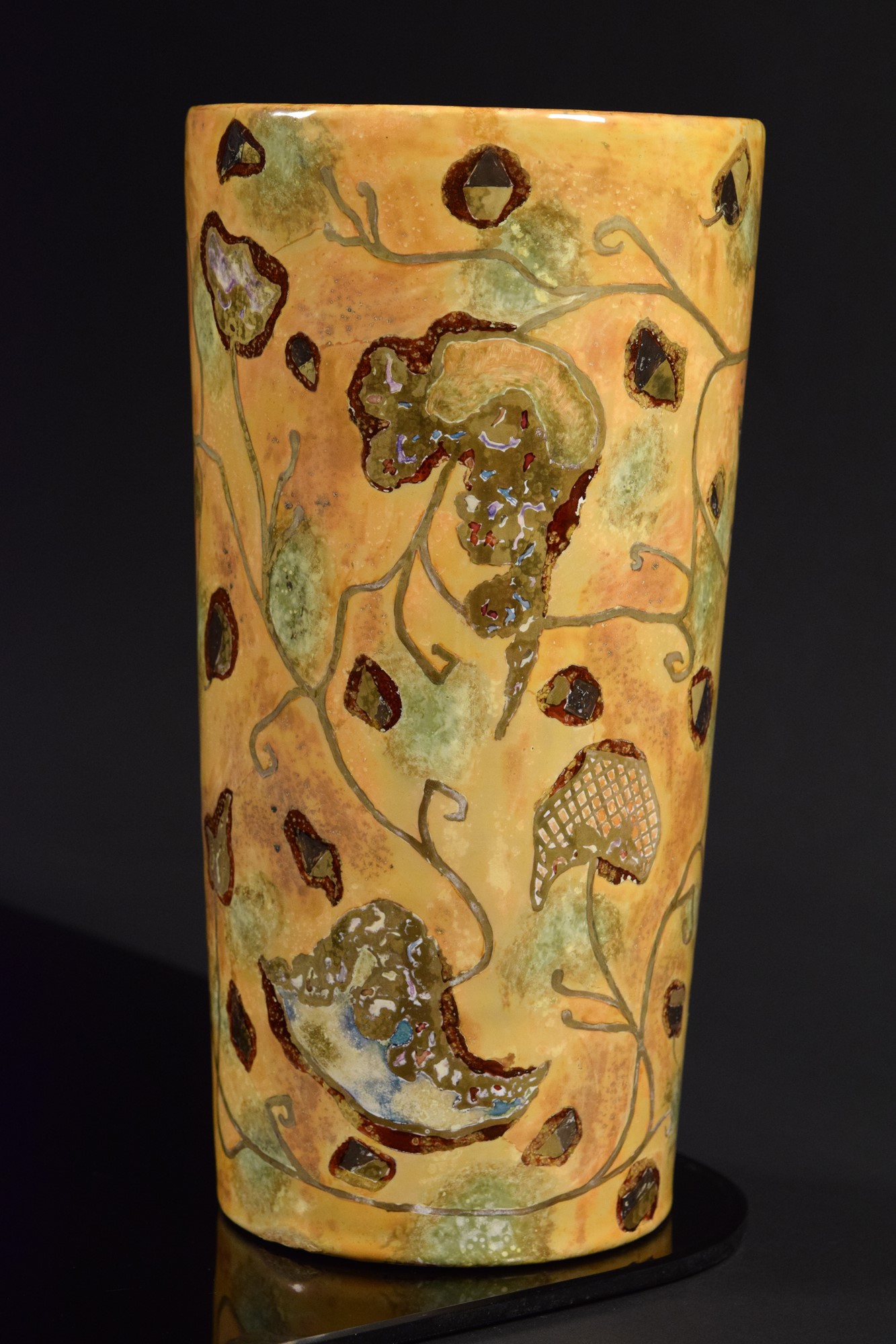 Pietro Melandri - Vaso cilindrico in ceramica policroma con decorazione astratta e lumeggiature i...