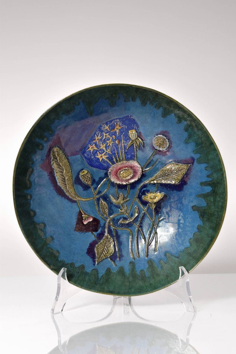 Ciotola con fiori a rilievo stilizzati