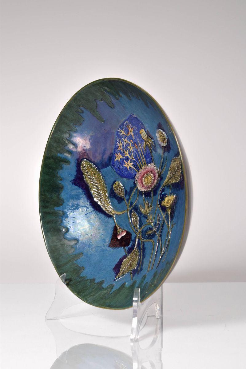 Ciotola con fiori a rilievo stilizzati