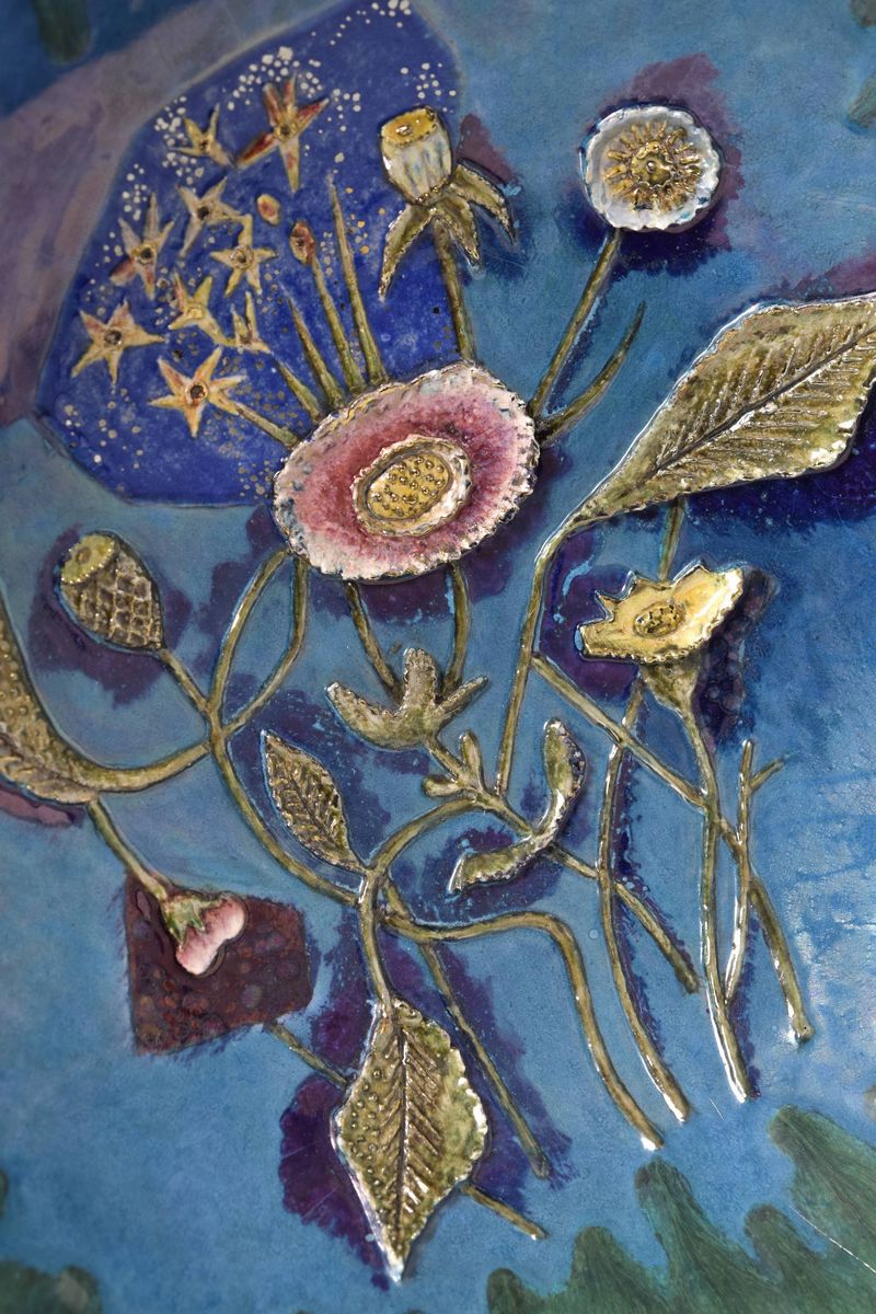 Ciotola con fiori a rilievo stilizzati