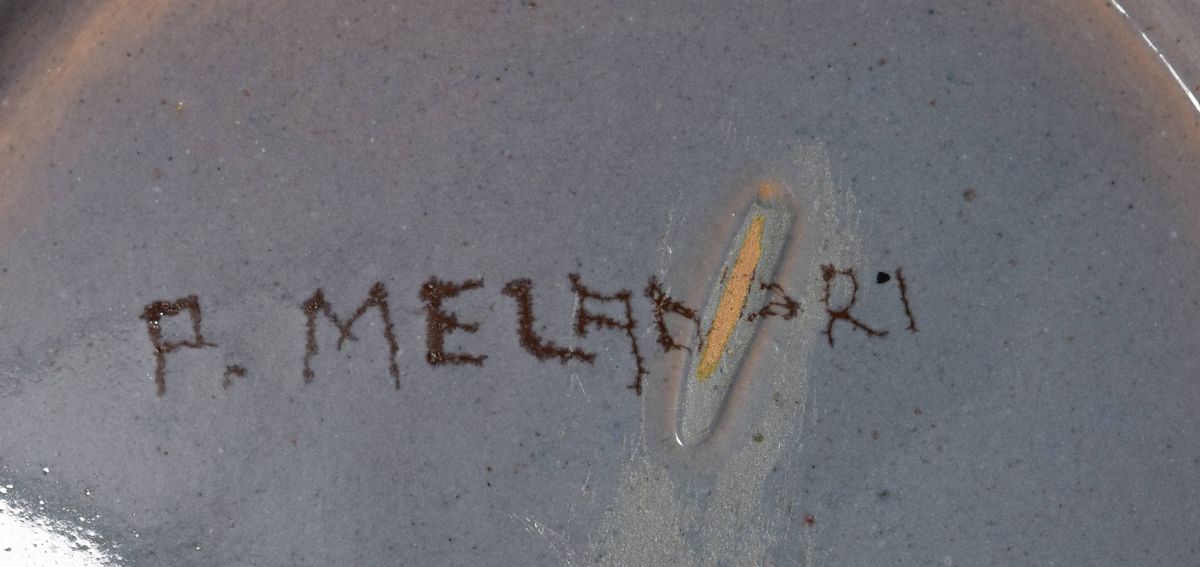 Ciotola con fiori a rilievo stilizzati