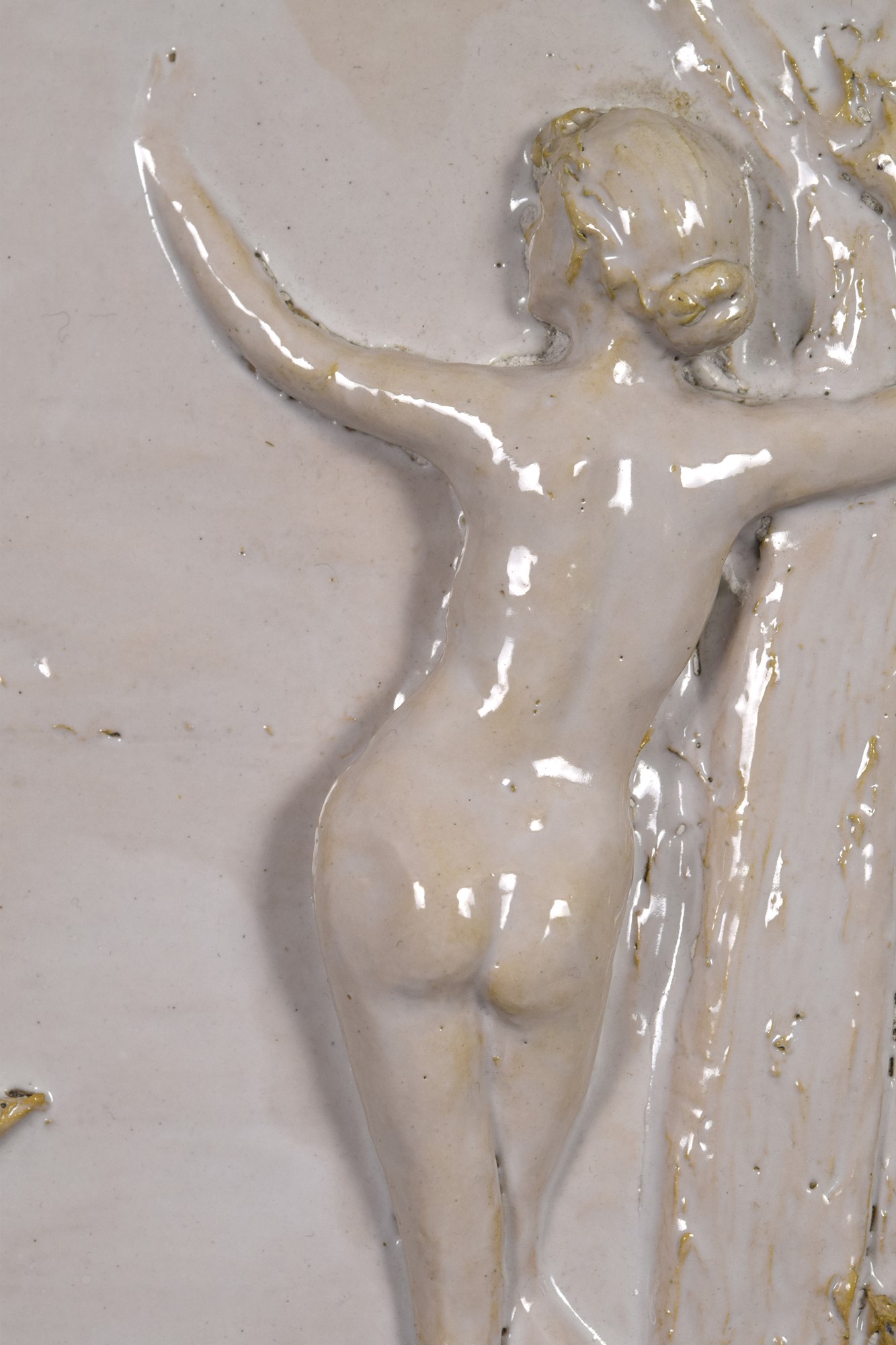 Piastra a bassorilievo con nudo femminile