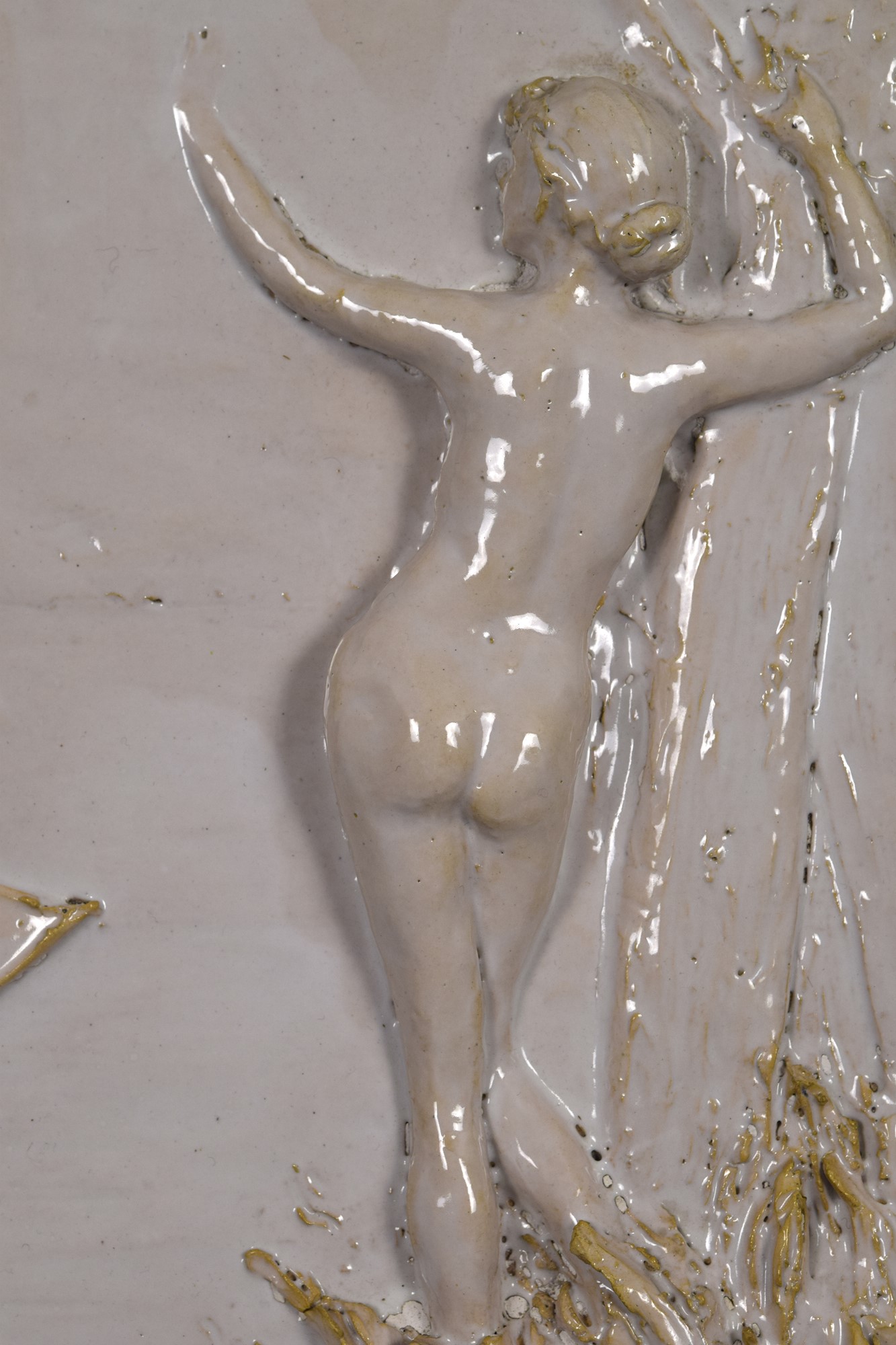 Piastra a bassorilievo con nudo femminile