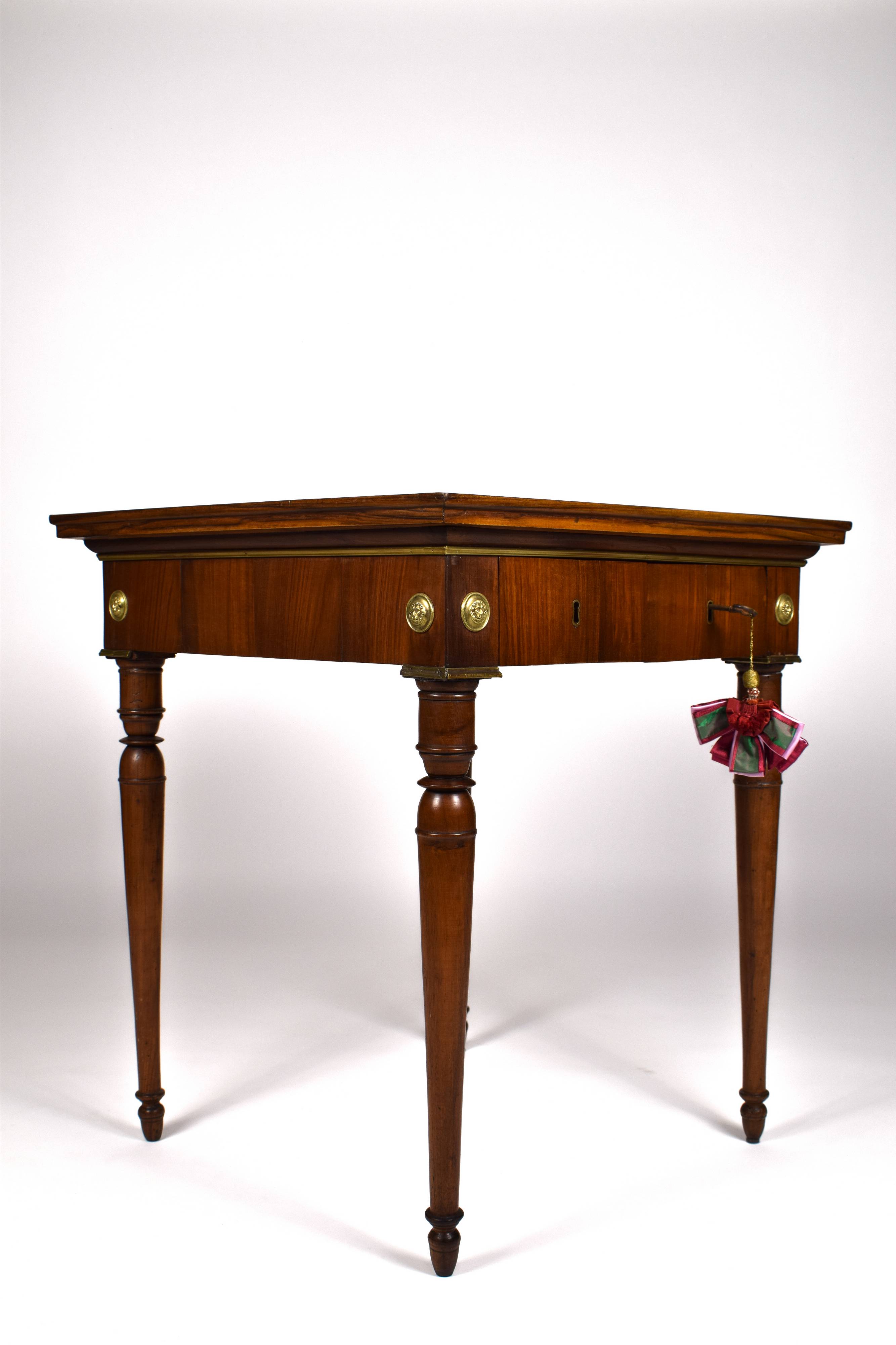 Tavolino da gioco, inizio XIX secolo